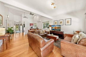 Corinda Cottage - 4 bedroom pet friendly five minute walk to town and Ovens River.